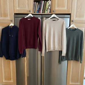 Tröjor 75 kr/st - En tröja 75kr, alla tröjorna 250kr. 