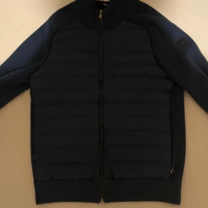 Boss cardigan - En fin och stilren boss cardigan som ej går att få tag på längre i den färgen!!