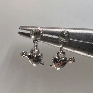 Diamond arrow through heart earrings💘 - Superfina handgjorda örhängen😊💕60kr/paret