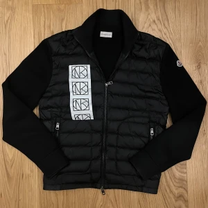 Moncler cardigan  - Svart Moncler cardigan i storlek M(passar S/M). Cardiganen är helt felfri och i väldigt bra skick, helt utan defekter. Säljer då den inte kommit till så stor användning det senaste. Självklart äkta, och kvitto finns som ni ser på bilden. Kom DM vid intresse, mer bilder, samt funderingarar. 