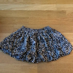 Leopard mönstrad kjol - Använd några gånger men den är fortfarande i väldigt bra skick🙌🏼💗kjolen är storlek L men det skulle nog passa nån som har M och kanske S också 😇