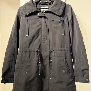 Svart Jacka - STOCKH LM - Jag säljer en väldigt fin jacka som är köpt på STOCKH LM. Säljer den eftersom storleken inte längre passar. Den är i utmärkt skick utan några defekter och har endast använts cirka 4 gånger. Jackan är normal i storleken och är medellång. Den passar perfekt för hösten och våren och jag rekommenderar att ha den under just hösten och våren. Skulle kunna användas under vintern, dock rekommenderar jag att att ha något tjockt under eftersom den kanske inte värmer tillräckligt när det är minusgrader🤍