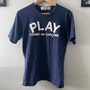 Blå t-shirt från Comme des Garçons - Säljer min sjukt snygga tröja från cdg. Inga defekter kom privat om du har frågor. 