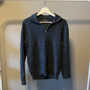 Dressman zip up - Tjena, säljer nu min dressman zip up den är jätte skön och är i storlek s, skicket är 9/10 är knappt använd, materialet är stickat, hör av dig vid minsta frågan😃