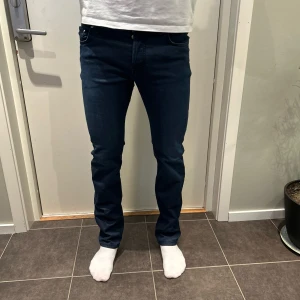 Jacob Cohen jenas - Snygga mörkblå jeans med en ganska tight passform. De har en unik grön broderad detalj, byxorna är i skick 9/10 och är nästintill oanvända.👊