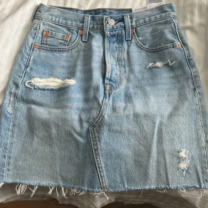 Jeanskjol från Levis - Kort jeanskjol från Levis, passar ca xs💓