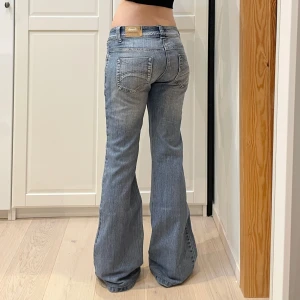 Lågmidjade bootcut jeans🤩 - Midja 43 cm rakt över, gren 22 cm o innerben 81 cm💕jae 169 o xs-s för referens o håller in i midjan på bilderna. Märkta W31 cm men uppskattar till M