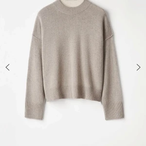 Grön (matcha)  stickad tröja - Säljer denna tröja som är i matcha färg. Den har använts ett fårtal gånger och därigenom inte har några defekter eller tecken på användning. Den är i S men passar både XS och M beroende hur man vill att den ska sitta.