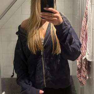 Mörkblå kofta från Brandy Melville - Säljer denna superfina och bekväma tröja från Brandy Melville💕superfint skick och sparsamt använd🥰
