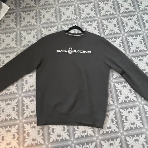 Sail Racing sweatshirt - Säljer min Sail Racing tröja som är oanvänd pågrund av att den inte är min stil. En riktigt skön tröja till alla tillfällen. Det står L men skulle verkligen säga att den passar M. Kan gå ner i pris vid snabb affär. Hör av er vid några frågor 😊