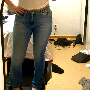 Blå jeans med normal passform - Snygga blå jeans med normal passform och klassisk femficksdesign. De har en knapp- och dragkedjestängning och är perfekta för en avslappnad stil. Och bootcut 