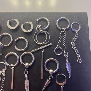 Set med silverfärgade örhängen - Oanvända örhängen som är fina, säljs för att jag är en guldtjej. Vissa är dubbletter vissa inte, hur som var det så när jag köpte dom. 