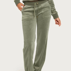 Juicy couture Gröna med guld - Snygga gröna mjukisbyxor i mjukt material med snörning i midjan och praktiska fickor framtill. Perfekta för en avslappnad stil. Kom med pris förslag. Skickar även egna bilder på det☺️