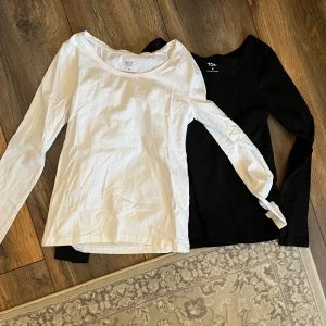 Svart och vit långärmad topp - Två långärmade toppar i svart och vit färg. Perfekta för lager-på-lager eller som basplagg. Enkel design med rund halsringning. Båda för 200.