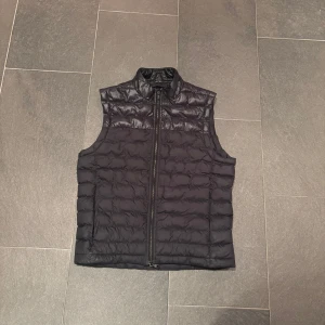 Svart ”rick” väst - eftertraktad väst som e slutsåld | 9/10 skick knappt använd | nypris 1800kr |  skriv för bud elr funderingar