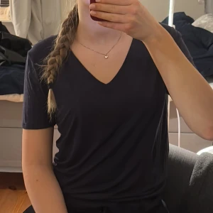 Marinblå V-ringad T-shirt  - Säljer ett marinblått V-ringat basplagg som funkar till allt ❣️Oerhört mjukt material och super skön 😍.