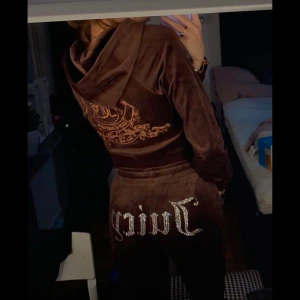Brunt set från Juicy Couture - Knappt använt, kollar intresse först. Säljer helst båda tillsammans