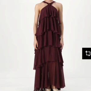 Vero moda ruffle dress - ruffle dress från veromoda. Size S . perfect condition and has tags still attached.🥰