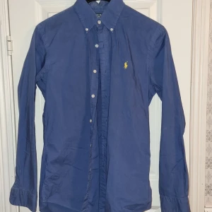 Skjorta från polo ralph lauren  - Säljer min polo ralph lauren skjorta då jag inte använder den längre. Utmärkt skick, använd fåtal gånger och skriv vid minsta intresse och priset är inte hugget i sten. Kolla även in min profil för massa bra märkeskläder 