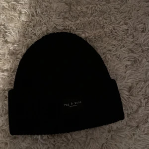 Svart mössa från Rag & Bone - Snygg svart mössa från Rag & Bone,.Nypris 2500