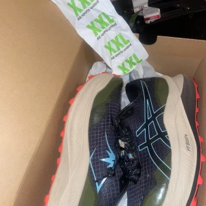 Asics Gel-Kayano 31 Löparskor - Snygga och funktionella Asics Gel-Kayano 31 löparskor i grönt och svart med blå detaljer. Skorna har en robust sula och snörning för optimal passform. Perfekta för löpning och träning. Säljer då pappa hade köpt fel storlek till sig själv och retur tiden har gått ut. Köpte den för 2 199kr men säljer den lite billigare och tar gärna emot bud!