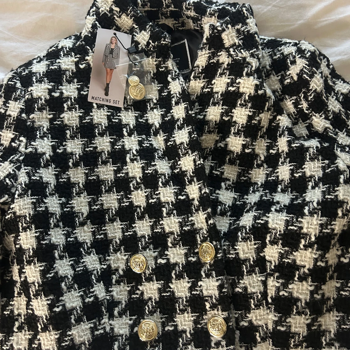 Svartvit rutig kavaj från Amisu