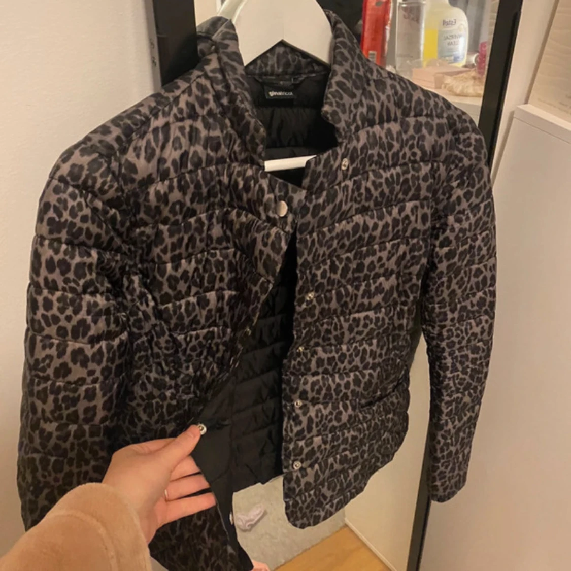 Leopardmönstrad pufferjacka från Gina Tricot - 91