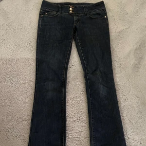 Lowwaist jeans med bootcut - As snygga perfekta jeans från only men bra bootcut och lådmidja. Så snygga knappar också.Midja: 82 cm Inneben:80 Gren mått:18