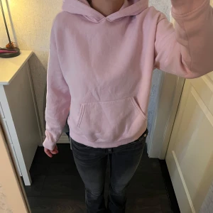 Rosa hoodie - Säljer en mysig rosa hoodie från Gina i storlek xs. I skick 7/10💕