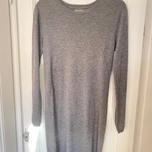 Grå klänning från Zadig & Voltaire - Snygg grå klänning från Zadig & Voltaire i mjuk ull- och kashmirblandning. Den har långa ärmar och ett coolt örnmönster i paljetter på baksidan. Perfekt för en stilren look. Barnstorlek 14, men passar en 34/36 bra🥰