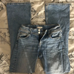 Gina tricot jeans - Säljer de här populära jeansen från Gina tricot young pågrund av att de är för små.❤️