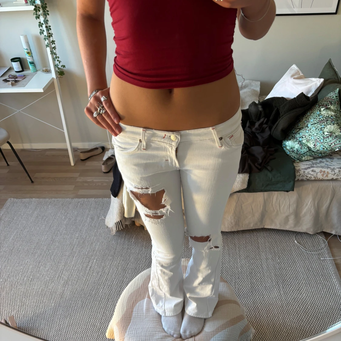 Vita jeans med slitningar