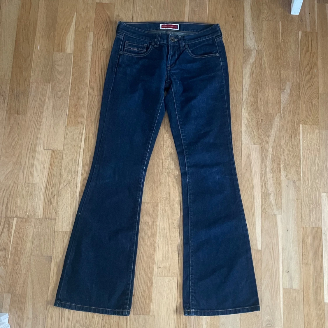 Mörkblå bootcut jeans från Americanos  - 91