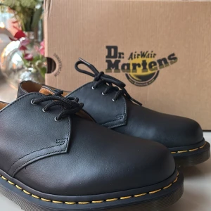 Svarta Dr. Martens skor - Svarta dr Martens skor storlek 42 säljer pågrund av att min bror fick dom i julas men de var fel storlek och det fanns inge kvitto så vi kunde i de få tillbaka pengarna 