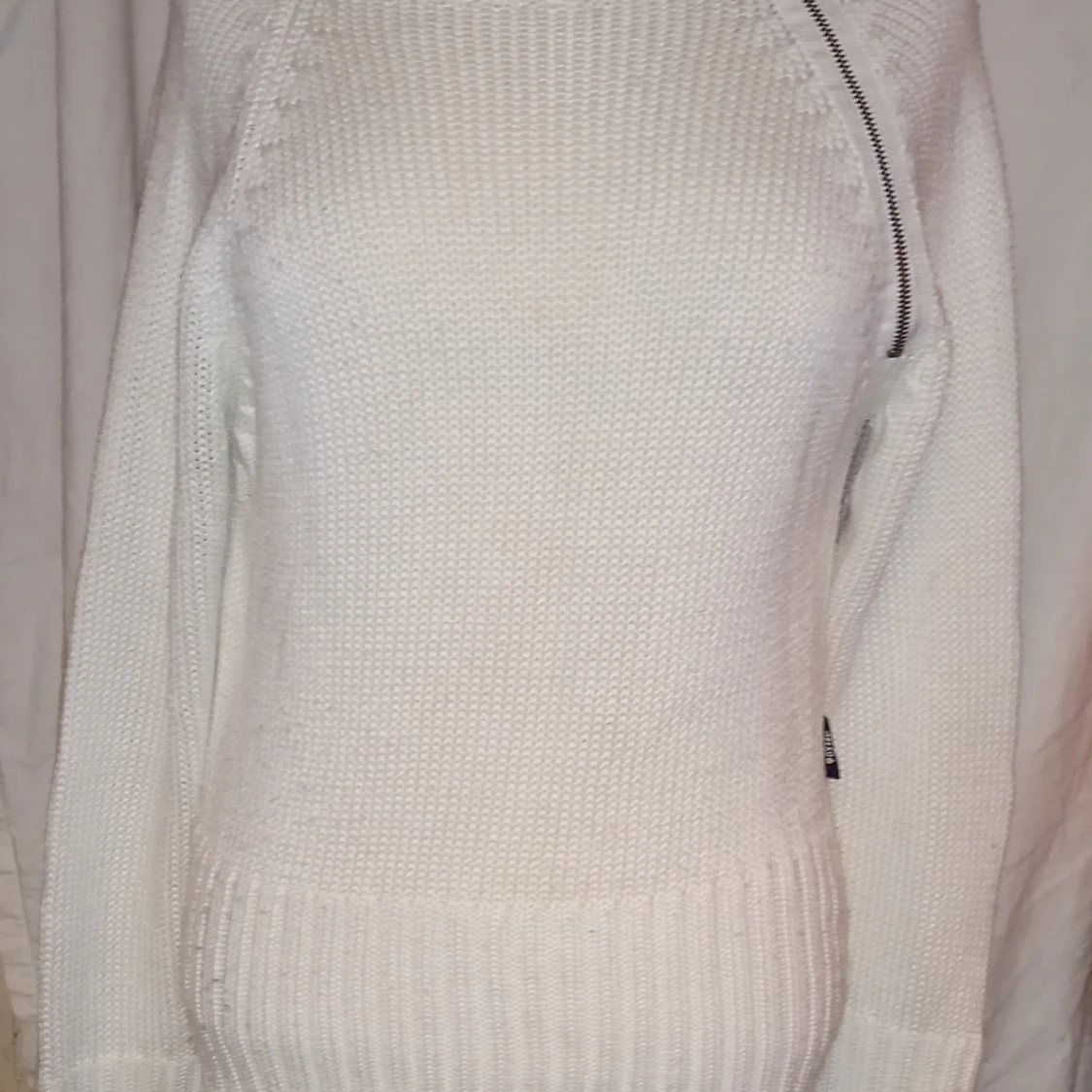 Vit stickad tröja från Abeko