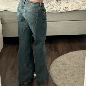 Lågmidjade jeans - Imoo jeans med vida ben och låg midja från Monki i storlek 27/32 som just nu är helt slutsålda🥰 De är aldrig använda men har inte prislappen kvar💗Jag är 170cm☺️