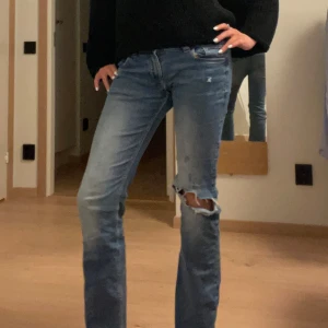 Blå jeans med slitningar - Säljer mina super fina jeans. Med snygga slitningar skriv för fler bilder!💕