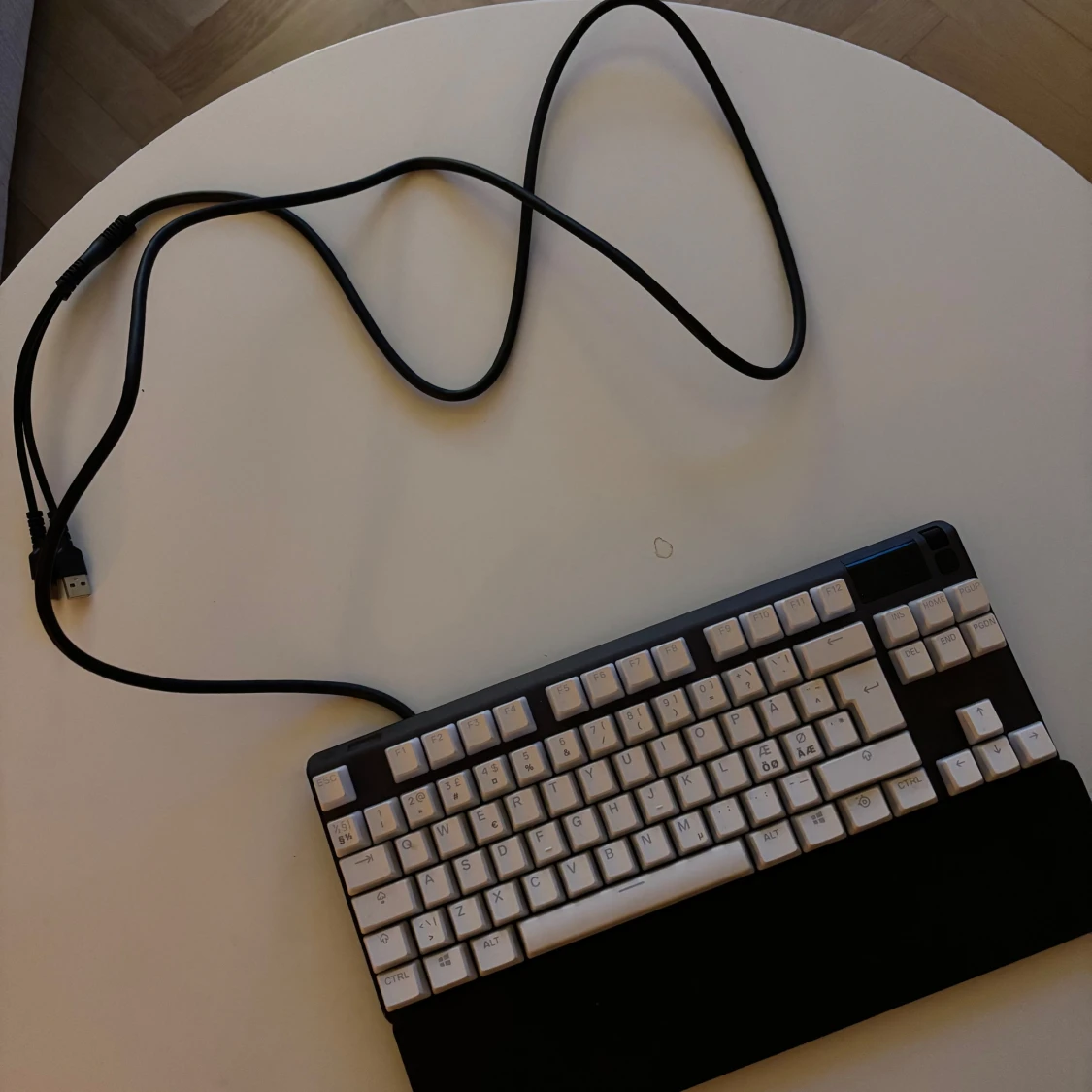 Svart och vit mekaniskt tangentbord - 90