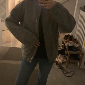 Grå stickad jacka - Jätte fin jacka, jag använt än gång ❣️ Lite ”bombar jacka”, men annat material. ❤️