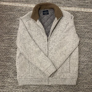Snygg stickad fodrad cardigan  - Riktigt fet stickad fodrad cardigan / jacka, perfekt nu under vintern men även våren då den är varm me dess foder. Storlek XL, passar L. Bra skick. Skriv vid minsta intresse, pris kan diskuteras vid smidig affär 😀