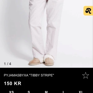 Pyjamasbyxa 'Tibby Stripe' - Mysiga pyjamasbyxor med smala ränder i en ljus färg. 