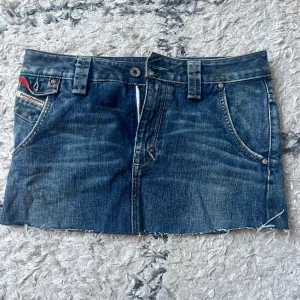 Jeanskjol från Diesel - Snygg jeanskjol från Diesel i blå denim. Kjolen har en kort längd och jag har klippt till den lite kortare själv då den va ganska lång innan 🩷pris kan diskuteras 