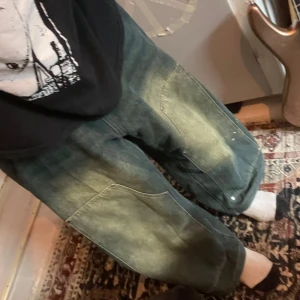 Baggy faded jeans - Säljer dessa jeans som jag precis köpte då jag inte blev nöjd med passformen. De är väldigt baggy o passar alla under 180 skulle jag påstå. Materialet är lite tunnare jeans än vanligt. Köpte second hand så vet inte vart de är ifrån men tror inte de är något jätte dyrt.