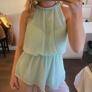 mintgrön topp med pärlor - mintgrön topp, perfekt för middagar & festligare tillfällen☺️💖köpte från sellpy men jag har aldrig använt den, superfint skick!!