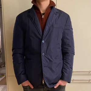 Zara kavaj jacka - Tjena! Nu säljer vi denna Zara kavaj jackan, går jätte bra o ha på vinter då den är fodrad så den är varm, använd 1 gång, 10/10 skick, storlek L passar dig som är 180-190cm, har du några frågor eller funderingar är det bara att höra av dig🙌