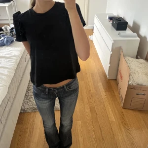 Svart t-shirt med volangärmar - Snygg svart t-shirt från Zara med volangdetaljer på ärmarna. 🥰