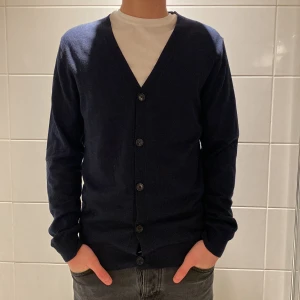 Mörkblå cardigan  - Mörkblå cardigan, 100% merinoull | strl: S | skick: 10/10 | nypris: 1200