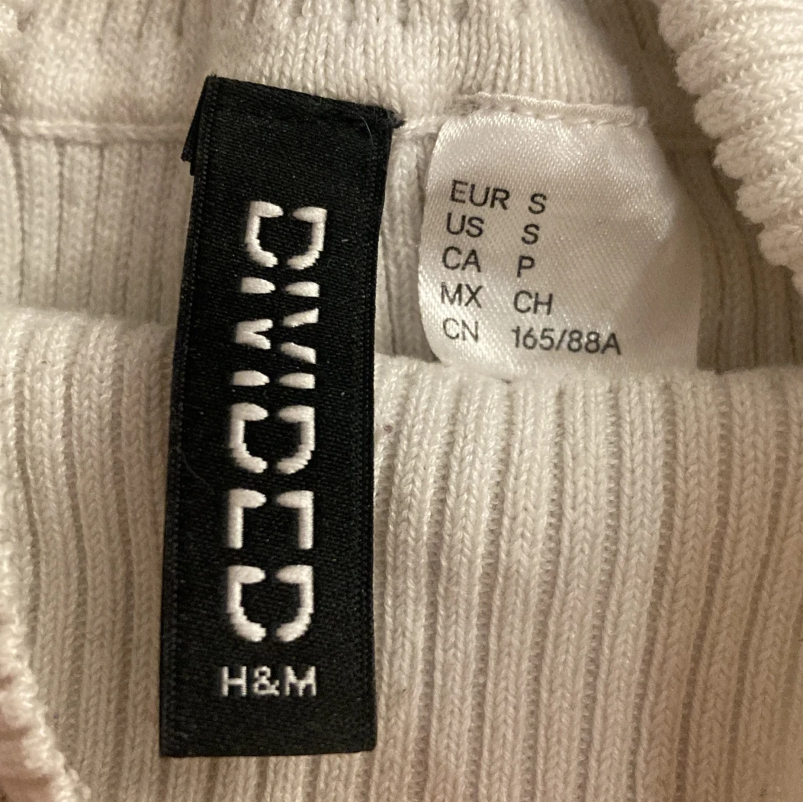 Vit ribbad polotröja från H&M Divided - 90
