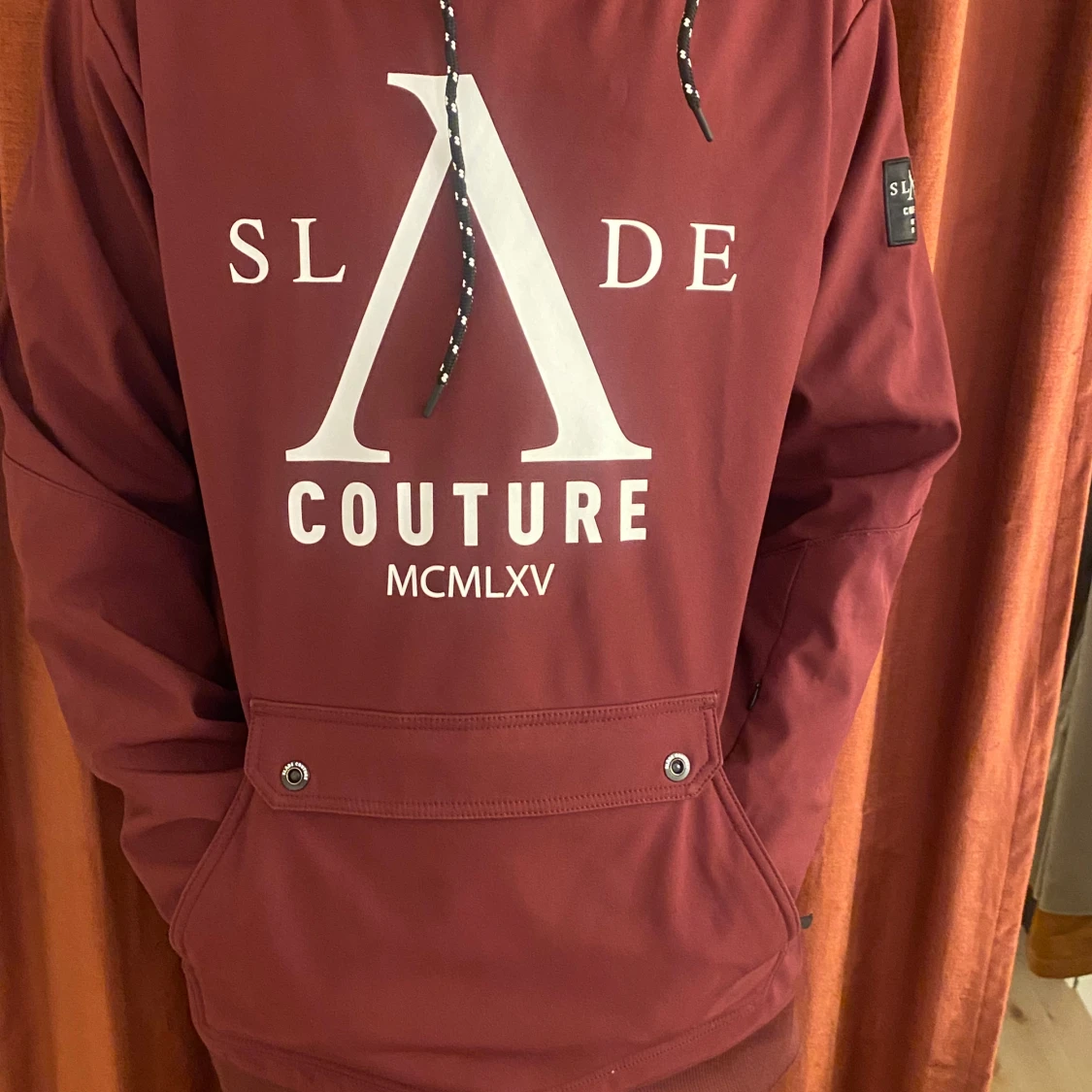 Vinröd snowboardjacka från Slade Couture