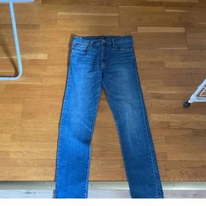 Blå jeans från Polo Ralph Lauren - Väldigt trendiga Slim fit jeans ifrån Ralphlauren! Modellen är cirka 1,73 och väger 58 kg. Jeansen är endast prövade, priset är ej hugget i sten skriv vid minsta lilla!